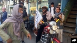 29일 아프가니스탄 쿤두즈에서 탈레반 병사가 탈레반 깃발이 꽂힌 오토바이를 타고 있다.