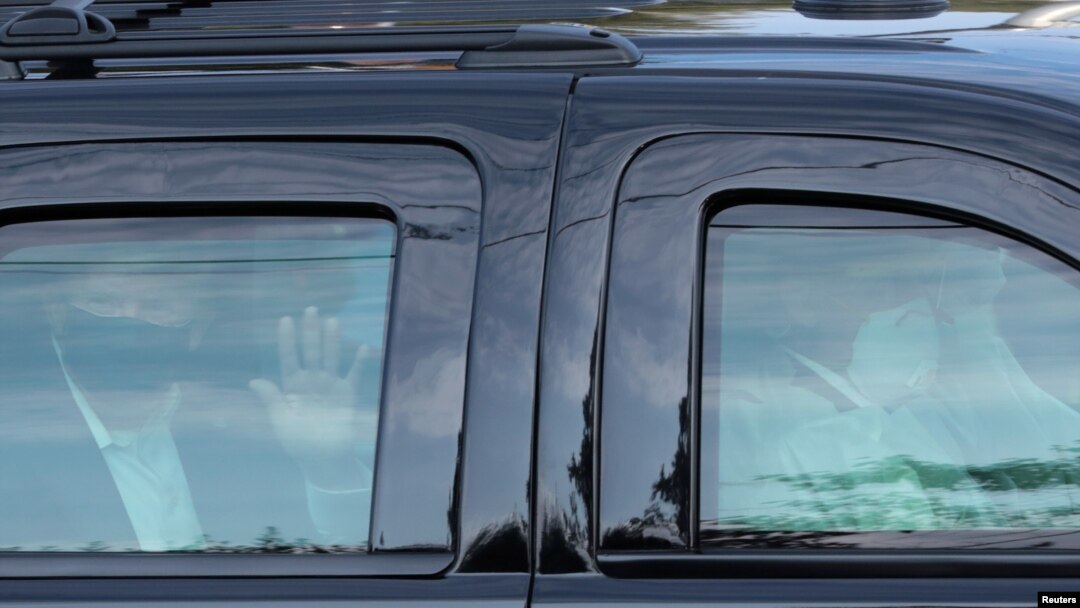 Donald Tramp ispred bolnice u kojoj se leči od Kovida 19, 4. oktobar 2020 (Foto: Rojters) 