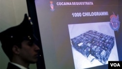 La policía italiana presentando una de las capturas de drogas de la mafia calabresa.