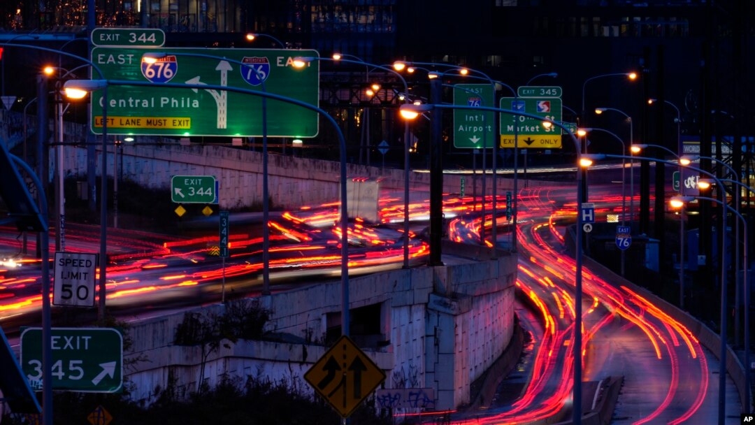 Sejumlah kendaraan bergerak melewati jalan tol antar negara bagian Interstate 76 di Philadelphia menjelang liburan Thanksgiving, pada 22 November 2023. (Foto: AP/Matt Rourke)