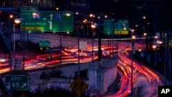 Sejumlah kendaraan bergerak melewati jalan tol antar negara bagian Interstate 76 di Philadelphia menjelang liburan Thanksgiving, pada 22 November 2023. (Foto: AP/Matt Rourke)