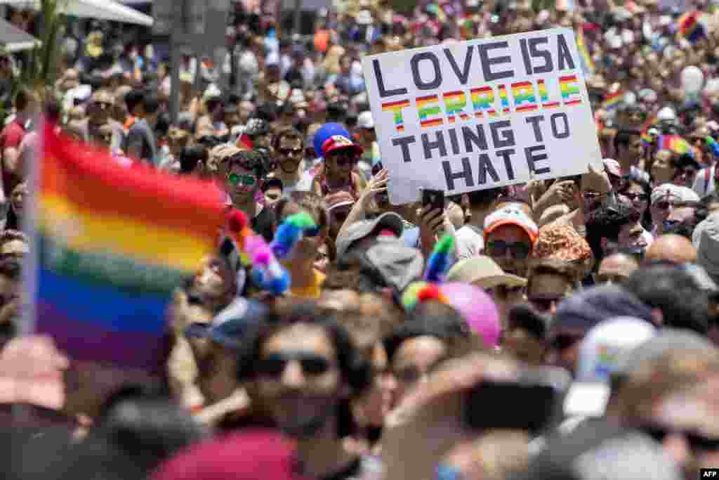 Para peserta mengambil bagian pada parade Gay Pride di kota Tel Aviv, Israel.&nbsp; Puluhan ribu peserta parade baik yang berasal dari Israel dan luar negeri memadati jalan-jalan pada perayaan tahunan Gay Pride, yang disebut sebagai yang terbesar di Timur Tengah.