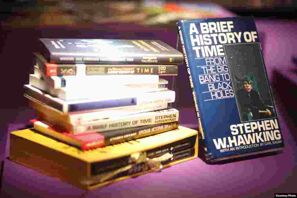 Buku Stephen Hawking &quot;A Brief History of Time&quot; (Sejarah Singkat Waktu) diterbitkan pada 1988 dan laris di dunia internasional, dengan 10 juta cetakan. (Science Museum PA) 