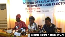 De gauche à droite, Gustave Assah, vice-président de la plateforme des organisations de la société, Fataoumatou Batoko Zossou, présidente de la plateforme et Landru Ganye, président de Wanro Bénin, lors d’une conférence de presse à Porto Novo, Bénin, 12 j