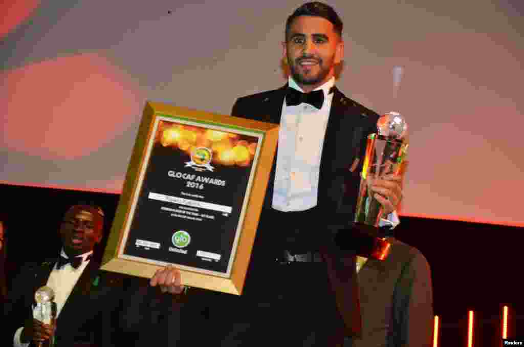 Riyad Mahrez, élu meilleur joueur de l'année par la CAF, pose avec sa récompense lors de la cérémonie organisée à Abuja, au Nigeria, le 5 janvier 2017.