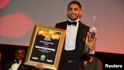 Riyad Mahrez, élu meilleur joueur de l'année par la CAF, pose avec sa récompense lors de la cérémonie organisée à Abuja, au Nigeria, le 5 janvier 2017.