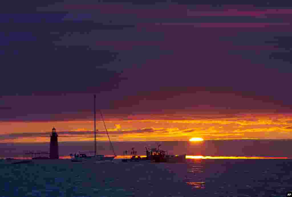 Ribari isplovljavaju u ranu zoru&nbsp; na otvoreno more iz luke&nbsp; Portland u Cape Elizabethu, američka savezna država Maine.
