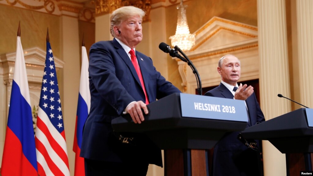 El presidente de Rusia, Vladimir Putin, hace un gesto durante una conferencia de prensa conjunta con el presidente de los Estados Unidos, Donald Trump, despuÃ©s de su reuniÃ³n en Helsinki, Finlandia, el 16 de julio de 2018.