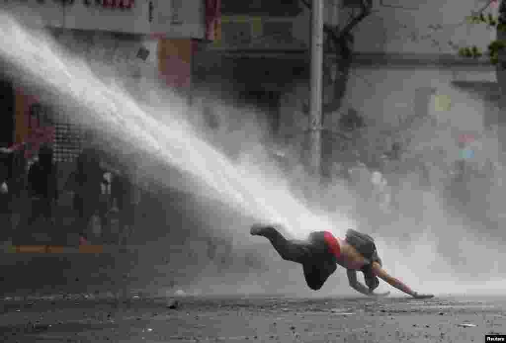 Çili - Polis etirazçılara qarşı su şırnağından istifadə edir &nbsp;