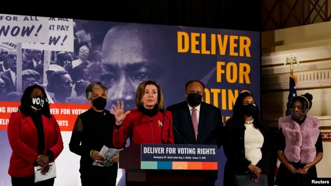17일 미국 워싱턴에서 '마틴 루터 킹 주니어 데이'를 맞아 낸시 펠로시 연방하원의장과 인권운동가들이 투표권 확대 법안 채택을 촉구하는 기자회견을 했다.