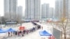 天津市民排队等候接受新冠病毒核酸检测。（2022年1月9日）