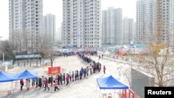 天津市民排队等候接受新冠病毒核酸检测。（2022年1月9日）