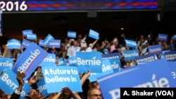 Les partisans de Bernie Sanders à la Convention nationale démocrate à Philadelphie, 25 Juillet, 2016 (A. Shaker/VOA)