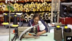 Fábrica de ropa en Pompano Beach, Florida: la mayoría los empleos creados están en los extremos de la línea de contrataciones.