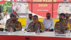 Kapolda Sulawesi Tengah Irjen Pol Abdul Rakhman Baso (tengah) saat menyampaikan Konferensi Pers Akhir Tahun di Pos Komando Taktis (Poskotis) Satgas Tinombala di Desa Tokorondo, Kabupaten Poso, Senin, 28 Desember 2020. (Foto: Yoanes Litha/VOA)