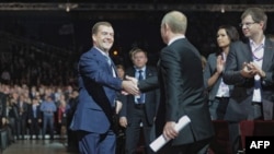 Medvedev ve Putin Birleşik Rusya Partisi'nin Moskova'da da yapılan kongresinde