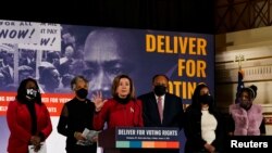 Ketua DPR AS Nancy Pelosi (tengah) berbicara dalam konferensi pers untuk mendesak anggota Partai Demokrat mengesahkan Undang-undang yang melindungi hak pilih, di Washington, pada 17 Januari 2022. (Foto: Reuters/Elizabeth Frantz)