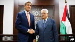 Menlu AS John Kerry saat bertemu dengan Presiden PAlestina Mahmoud Abbas di Ramallah, 23 JUli 2014 (Foto: dok).