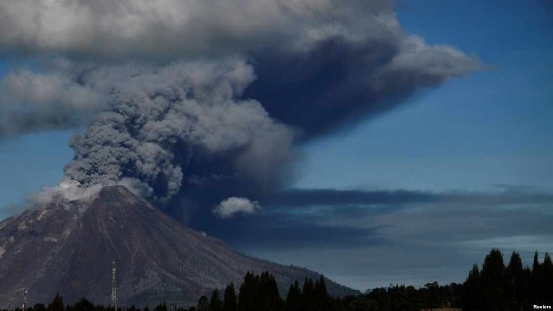 Gunung berapi Gunung Sinabung memuntahkan abu vulkanik ke udara saat erupsi di Karo, Sumatera Utara, 15 April (Foto: Antara/Maz Yons via REUTERS