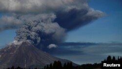 Gunung berapi Gunung Sinabung memuntahkan abu vulkanik ke udara saat erupsi di Karo, Sumatera Utara, 15 April (Foto: Antara/Maz Yons via REUTERS