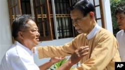 လြတ္ေျမာက္လာေသာ ဦးဝင္းထိန္အား ဦးတင္ဦးလာေတြ႔စဥ္။
