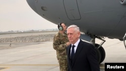 Le secrétaire américain à la Défense Jim Mattis à son atterrissage à Kaboul le 13 mars 2018 lors d'un voyage surprise en Afghanistan.