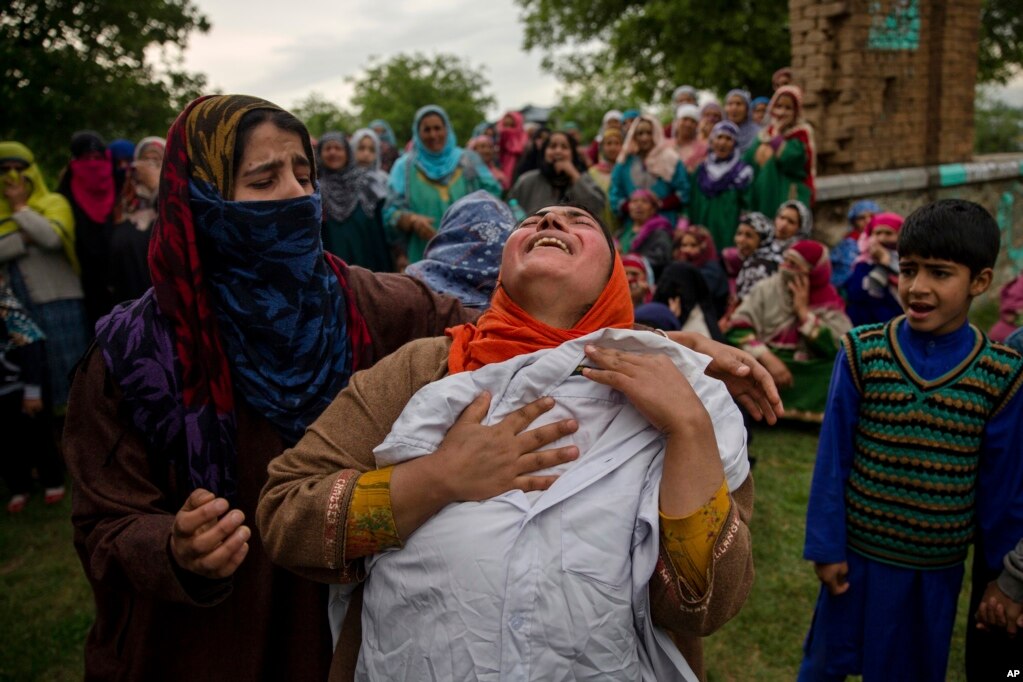 ស្ត្រី​ម្នាក់​រស់​នៅ​តំបន់​កាស្មៀរ​កំពុង​យំ​សោក​ ដោយ​កាន់​អាវ​សម្រាប់​ទៅ​សាលា​របស់​ប្អូន​ប្រុស​របស់​នាង ឈ្មោះ&nbsp;Umar Abdullah Kumar ក្នុង​ពិធី​​បុណ្យ​សព​ នៅ​ភូមិ&nbsp;Pinjura ស្ថិត​នៅ​៥២​គ.ម ពី​ទីក្រុង​&nbsp;Srinagar ប្រទេស​ឥណ្ឌា។&nbsp;Umar Abdullah Kumar ត្រូវ​បាន​បាញ់​សម្លាប់​ដោយ​កង​ទ័ព​ ​ក្នុង​ពេល​ធ្វើ​បាតុកម្មដែល​បាន​ជួយ​រំដោះ​ដល់​ក្រុម​ឧទ្ទាមដែល​ត្រូវបាន​ឡោម​ព័ទ្ធ។
