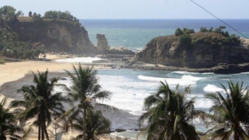 Ombak Pasang Tewaskan 11 Orang dalam Ritual di Pantai Jawa Timur