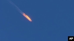 طیارۀ سو ۲۴ روسی لحظاتی پیش از اصابت با یک تپه در مرز سوریه و ترکیه