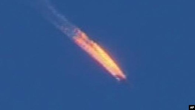 Imágen de un video que muestra la caída del avión Su-24 ruso en la frontera entre Turquía y Siria.