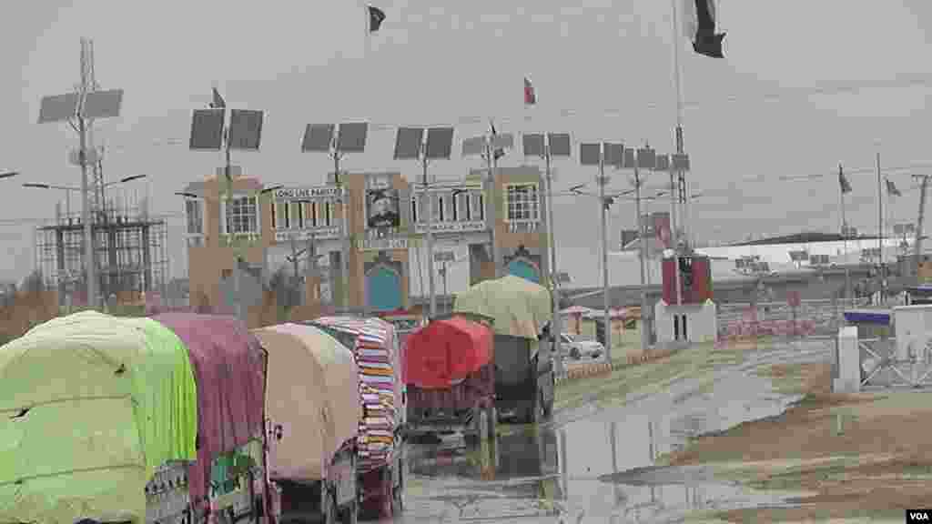 مقامی ذرائع ابلاغ نے سکیورٹی ذرائع کے حوالے سے بتایا کہ دوطرفہ تجارتی سرگرمیاں فی الحال معطل ہی رہیں گی۔