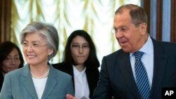 강경화 한국 외교부 장관과 세르게이 라브로프 러시아 외무장관이 17일 회담장으로 걸어가고 있다. 