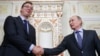 Srpski premijer Aleksandar Vučić rukuje se sa ruskim predsednikom Vladimirom Putinom tokom posete Moskvi