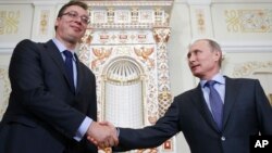 Srpski premijer Aleksandar Vučić rukuje se sa ruskim predsednikom Vladimirom Putinom tokom posete Moskvi (arhiva)