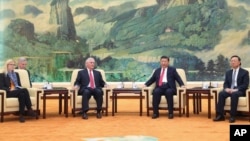 中国主席习近平和美国国务卿蒂勒森在北京人民大会堂会晤（2017年3月19日）。左起第一人为美国国务卿办公室主任玛格丽特·彼得林，右起第一人为中国国务委员杨洁篪。
