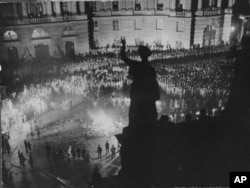 Публічне спалення ненімецьких книг на Оперній площі в Берліні, Німеччина, 10 травня 1933 року. (AP Photo) (AP Photo)