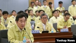 이낙연 한국 국무총리가 2일 서울 세종로 정부서울청사에서 열린 '2017년도 을지연습 준비보고 회의'에서 훈련에 최선을 다해줄 것을 당부하고 있다