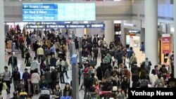 올해 3.1절 연휴기간에 인천국제공항 출국장 내 면세구역이 여행객들로 붐비고 있다.