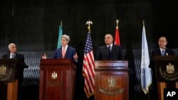 وزیر خارجه آمریکا (دوم از چپ) در نشست خبری مشترک با دبیرکل سازمان ملل، دبیرکل اتحادیه عرب و وزیر خارجه مصر، قاهره، ۳ مرداد ۱۳۹۳ 