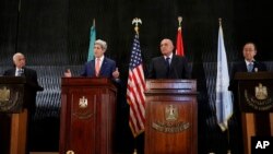 Kahire'de Arap Birliği Genel Sekreteri Nebil el Arabi, Mısır Dışişleri Bakanı Sami Şükrü ve BM Genel Sekreteri Ban Ki Moon'la bir araya gelen ABD Dışişleri Bakanı John Kerry