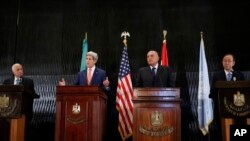 Dari kiri ke kanan,Menlu AS John Kerry, Sekjen Liga Arab Nabil al-Araby, Menlu Mesir Sameh Shukri, dan Sekjen PBB Ban Ki-moon, saat berbicara di Kairo untuk upaya gencatan senjata di Jalur Gaza (25/7). 