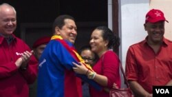 Presiden Venezuela Hugo Chavez dan putrinya Rosa Virginia di balkon Istana Kepresidenan Miraflores, Caracas (Venezuela) (17/3).