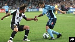 Alessandro Del Piero, à droite, et Bernardo Ribeiro de Newcastle, lors d'un match, Australie, le 13 octobre 2012. (AP Photo/Rob Griffith)