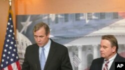 (左)默克里联邦参议员(Senator Jeff Merkley)以及(右)史密斯联邦众议员(Rep. Chris Smith)