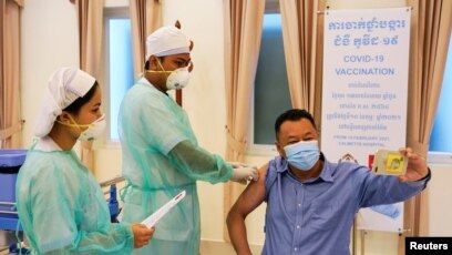 After Health Queries and Consent Forms, Cambodian Journalists Get Vaccinated