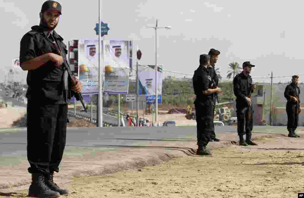 Lực lượng an ninh Hamas đứng g&aacute;c con đường ch&iacute;nh ở Gaza trong khi đợi đo&agrave;n xe của quốc vương Qatar Hamad bin Khalifa al-Thani đến Gaza City, 23 th&aacute;ng 10, 2012. 