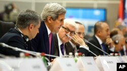 El secretario de Estado, John Kerry, habla durante las reuniones ministeriales de la OSCE en Belgrado, Serbia.