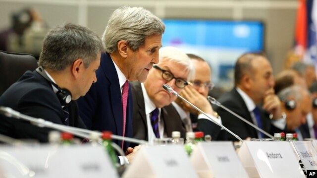 El secretario de Estado, John Kerry, habla durante las reuniones ministeriales de la OSCE en Belgrado, Serbia.