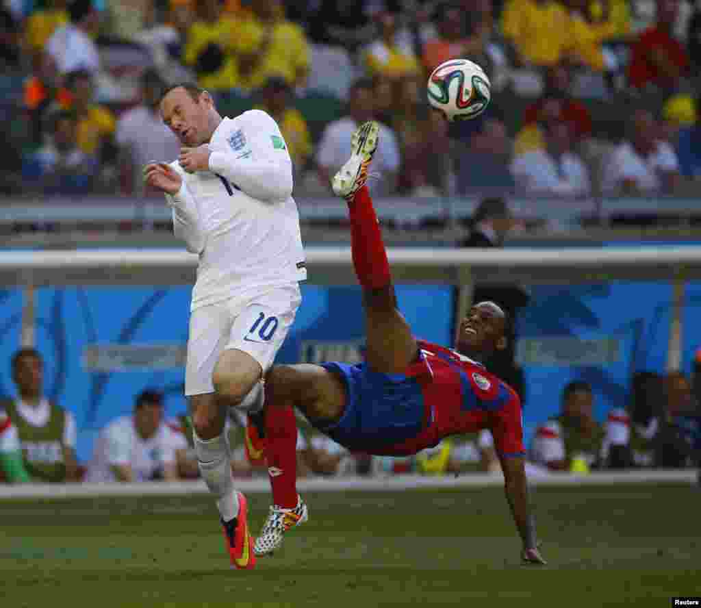 England's Wayne Rooney, left, fights for the ball with Costa Rica's Junior Diaz during their match at the Mineirao stadium in Belo Horizonte, June 24, 2014.