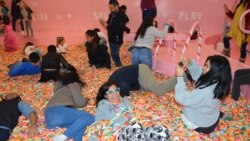 Una de las atracciones más populares es la piscina de palitos de dulce o "sprinkles".